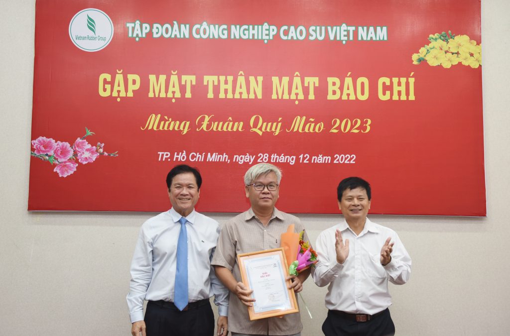 VRG gặp mặt thân mật báo chí và họp mặt cán bộ hưu trí